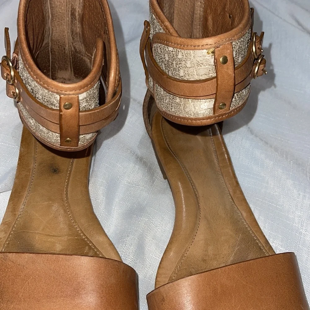 Gentle Used UGG ankle sandal size 8.5 zipper in back. Some wear on right toe. - Picture 4 of 7